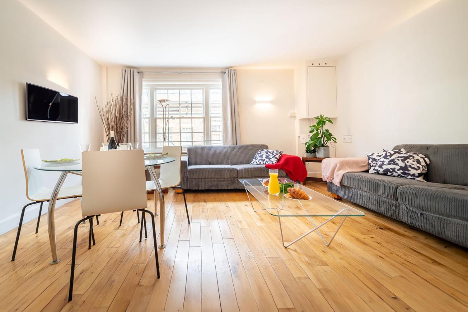 Spacious Apartment With A Balcony In Prime Location In Farringdon London Eksteriør billede